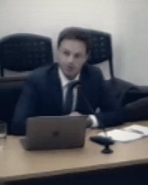 Abogado del estudio exponiendo en audiencia