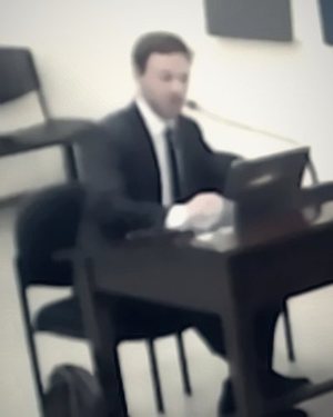 Abogado del estudio en sala de audiencias